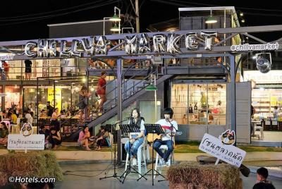 Ida y vuelta al mercado nocturno de Chillva