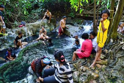 La piscina esmeralda de medio día y la cascada de aguas termales 