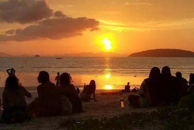 Tour de snorkel y puesta de sol en las islas Hong en bote grande 