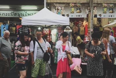 Maket de la noche en la ciudad de Krabi