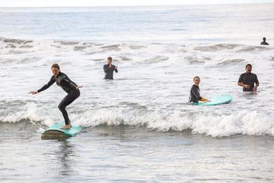 Lección privada de surf para parejas con entrenador local en Los Ángeles