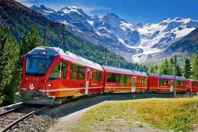 Tour privado de 1 día por Bernina Express y St Moritz Tour privado de 1 día por Bernina Express y St Moritz