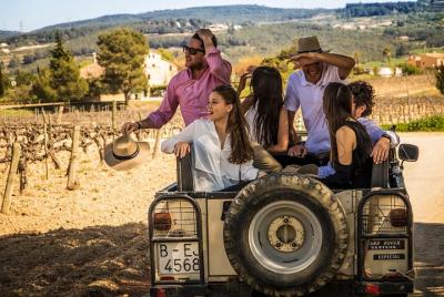 Vino local y cava con tapas y experiencia en 4x4 en un viñedo de primer nivel para grupos pequeños desde Barcelona