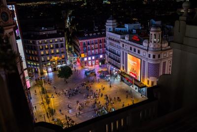 Recorrido nocturno, bebidas, tapas y experiencia de fiesta en Madrid