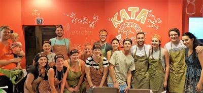 Clase de cocina tailandesa en Phuket con gente tailandesa