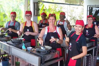 Clases de cocina tailandesa y visita al mercado por la Academia d