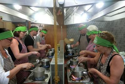 Phuket Cooking Course Clase de medio día y visita al mercado