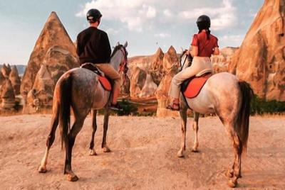 Experiencia guiada a caballo en Capadocia