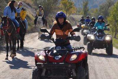 Tour en cuatrimoto de 2 horas entre valles en Capadocia