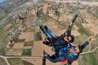3 horas de aventura en parapente en grupos pequeños en Capadocia
