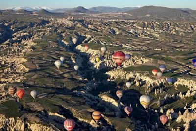 Vuelo en globo aerostático al amanecer sobre Capadocia