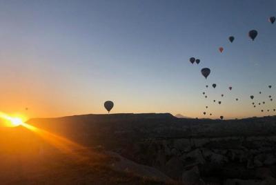 Sunrise Trekking Tour con vuelo en globo observando