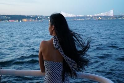 Noche crucero al atardecer en Estambul