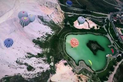 Tour privado de Pamukkale desde Kusadasi / izmir con vuelo en globo aerostático
