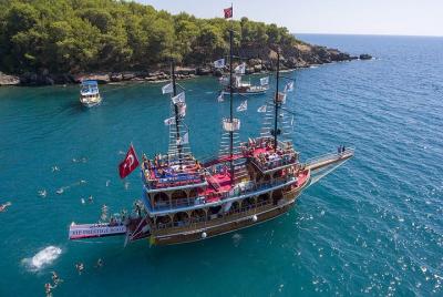 Paseo en barco por Manavgat desde un lado Paseo en barco por Manavgat desde un lado