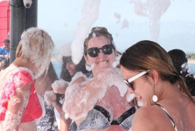 Lado: paseo en barco con almuerzo y fiesta de espuma Lado: paseo en barco con almuerzo y fiesta de espuma
