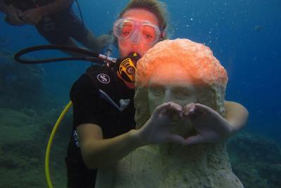 Buceo compartido bajo el museo del agua Buceo compartido bajo el museo del agua