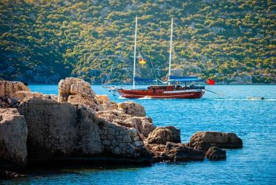 Tesoros de San Nicolás y crucero a la isla hundida de Kekova desde el lado Tesoros de San Nicolás y crucero a la isla hundida de Kekova desde el lado
