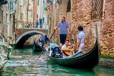 Paseo en góndola y serenata de Venecia