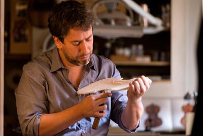 Visitando un taller maestro de violinistas en Venecia