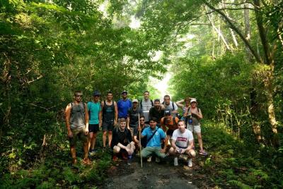 Tour de 2 días desde Cat Ba con actividades de trekking y kayak