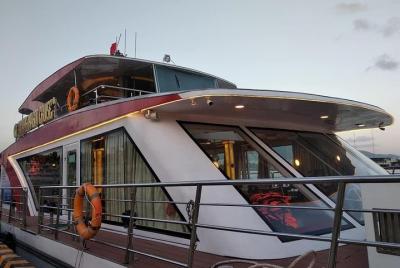 Cena vietnamita en lujoso yate