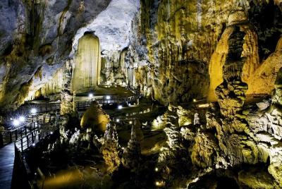 Excursión de día completo a la cueva Phong Nha y la cueva Paradise desde la ciudad de Dong Hoi Excursión de día completo a la cueva Phong Nha y la cueva Paradise desde la ciudad de Dong Hoi