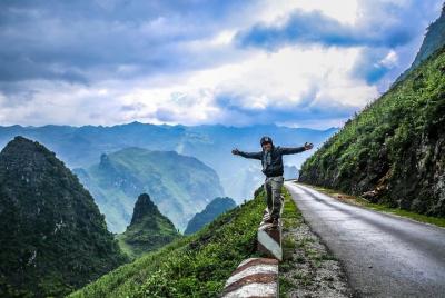 Excursión de 2 días de trekking desde Ha Giang a Thon Tha y Khuoi Villages