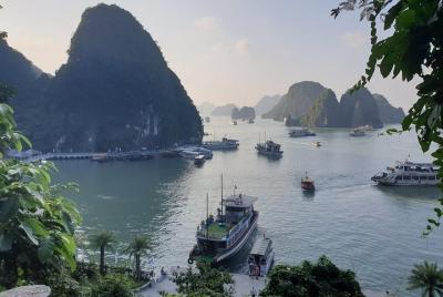 Excursión de día completo a la bahía de Ha Long: kayak, exploración de cuevas, natación desde la isla de Tuan Chau