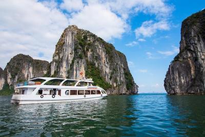 Alova Premium Cruise-Deluxe Day Tour en Ha Long: Isla Titop, kayak, autopista