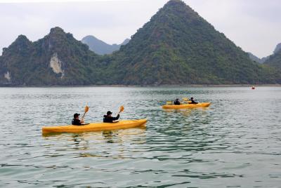 Bahía de Halong, cueva de Thien Cung y kayak con crucero increíble Bahía de Halong, cueva de Thien Cung y kayak con crucero increíble