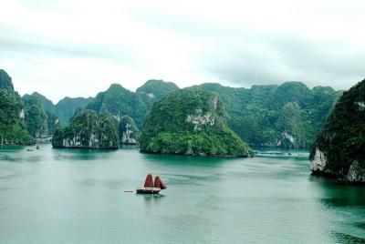 Medio día Explore Bai Tu Long Bay con almuerzo, cueva y kayak Medio día Explore Bai Tu Long Bay con almuerzo, cueva y kayak