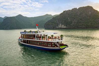 Lan Ha Bay & Ha Long Bay Cruise Excursión de lujo de un día: autopista, almuerzo buffet, kayak