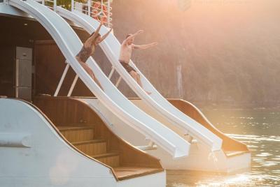 Catamarán de vela y toboganes de agua - Crucero de un día de lujo en la bahía de Halong-Lan Ha Bay