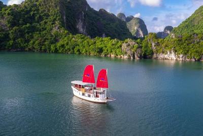 V.I.P Halong Bay Full Day con bote privado - Max 7 Pax con traslado desde Hanoi V.I.P Halong Bay Full Day con bote privado - Max 7 Pax con traslado desde Hanoi