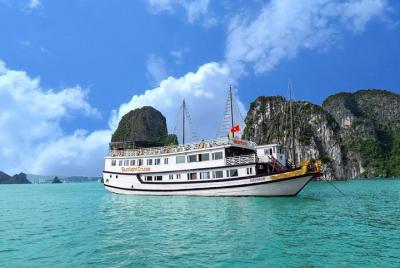 Halong Bay Boutique Cruise 2D / 1N tour: kayak, natación, isla Titop y cueva