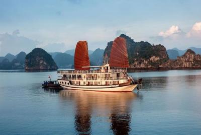 Apricot Premium Cruise: 2 días de viaje a la bahía de Halong con traslado desde Hanoi Apricot Premium Cruise: 2 días de viaje a la bahía de Halong con traslado desde Hanoi