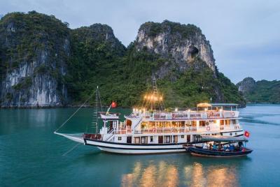 Crucero de 2 días en Bai Tu Long Bay en crucero - Crucero de rango medio Crucero de 2 días en Bai Tu Long Bay en crucero - Crucero de rango medio