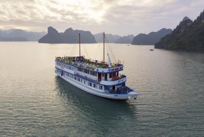 Halong Bay Lapaci Cruise 2days 1 noche a Lan Ha Bay Halong Bay Lapaci Cruise 2days 1 noche a Lan Ha Bay