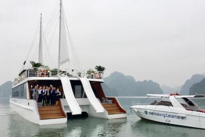 Crucero de día completo con todo incluido: bahía de Halong, bahía de Lan Ha y bahía de Bai Tu Long Crucero de día completo con todo incluido: bahía de Halong, bahía de Lan Ha y bahía de Bai Tu Long
