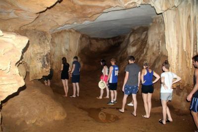 Paseo en crucero de 10 horas por la bahía de Halong: kayak, natación, cueva oscura, isla Titop Paseo en crucero de 10 horas por la bahía de Halong: kayak, natación, cueva oscura, isla Titop