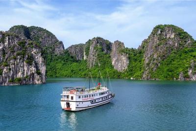 Halong Deluxe Cruise 2D / 1N: kayak, natación, Cavve, isla Titop y comidas completas