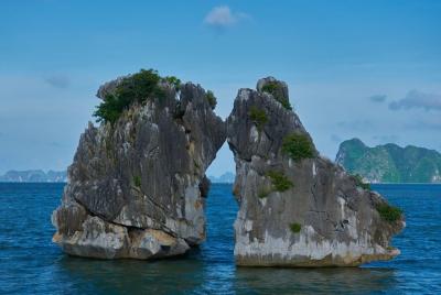 Día completo de la bahía de Halong con cueva, kayak y natación - Traslado por carretera Día completo de la bahía de Halong con cueva, kayak y natación - Traslado por carretera
