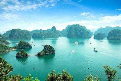 El día completo de la bahía de Halong con Sung Sot Cave, kayak y natación en la isla Titop El día completo de la bahía de Halong con Sung Sot Cave, kayak y natación en la isla Titop