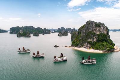 Crucero de día completo en barco de madera en la bahía de Ha Long desde cualquier puerto de cruceros Crucero de día completo en barco de madera en la bahía de Ha Long desde cualquier puerto de cruceros