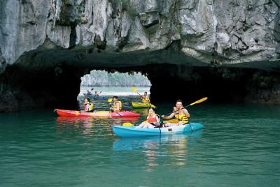Tour de un día en grupo pequeño de lujo en la bahía de Halong Tour de un día en grupo pequeño de lujo en la bahía de Halong