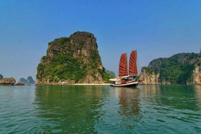 Paseo en barco por la bahía de Halong a 4 horas de la ciudad de Halong Paseo en barco por la bahía de Halong a 4 horas de la ciudad de Halong
