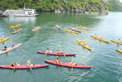 Tour de crucero de 10 horas por la bahía de Halong: kayak, natación, escalada y cueva Tour de crucero de 10 horas por la bahía de Halong: kayak, natación, escalada y cueva