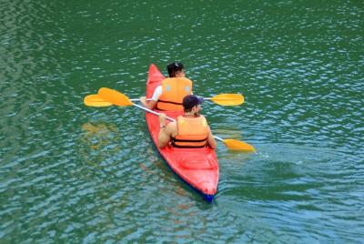 Bahía de Halong 10 horas de viaje en crucero: natación, kayak, isla Titop, cueva oscura Bahía de Halong 10 horas de viaje en crucero: natación, kayak, isla Titop, cueva oscura