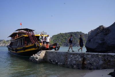 La excursión en barco de día completo más favorita con kayak en la bahía de Lan Ha, bahía de Ha Long